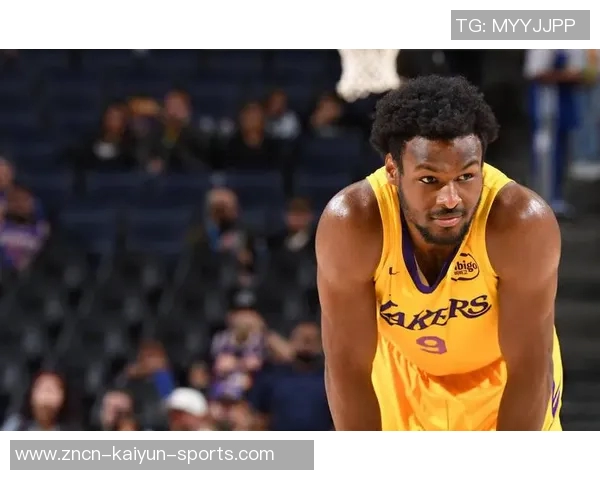 布朗尼单臂补扣震撼全场克内克特称赞他是兄弟太燃了 布朗尼单臂补扣震撼全场克内克特称赞他是兄弟太燃了