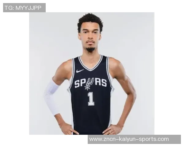 文班亚马半场表现起伏6分2板2帽5助攻却伴随4次失误